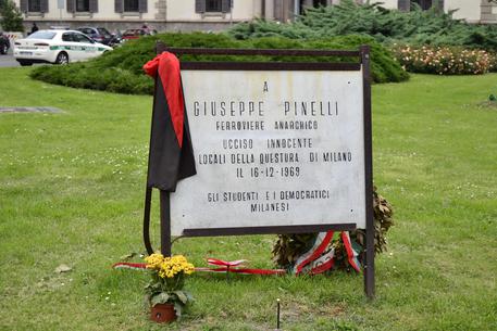 LaCgilnel900's tweet image. “Quella sera a Milano era caldo. Ma che caldo che caldo faceva. Brigadiere apra un po’ la finestra. E ad un tratto Pinelli cascò” 
#Pinelli #Milano #PiazzaFontana #pernondimenticare
Vi racconto chi era l'anarchico Pinelli - Ilaria Romeo fortebraccionews.wordpress.com/2019/12/16/vi-… di @Fortebraccionew
