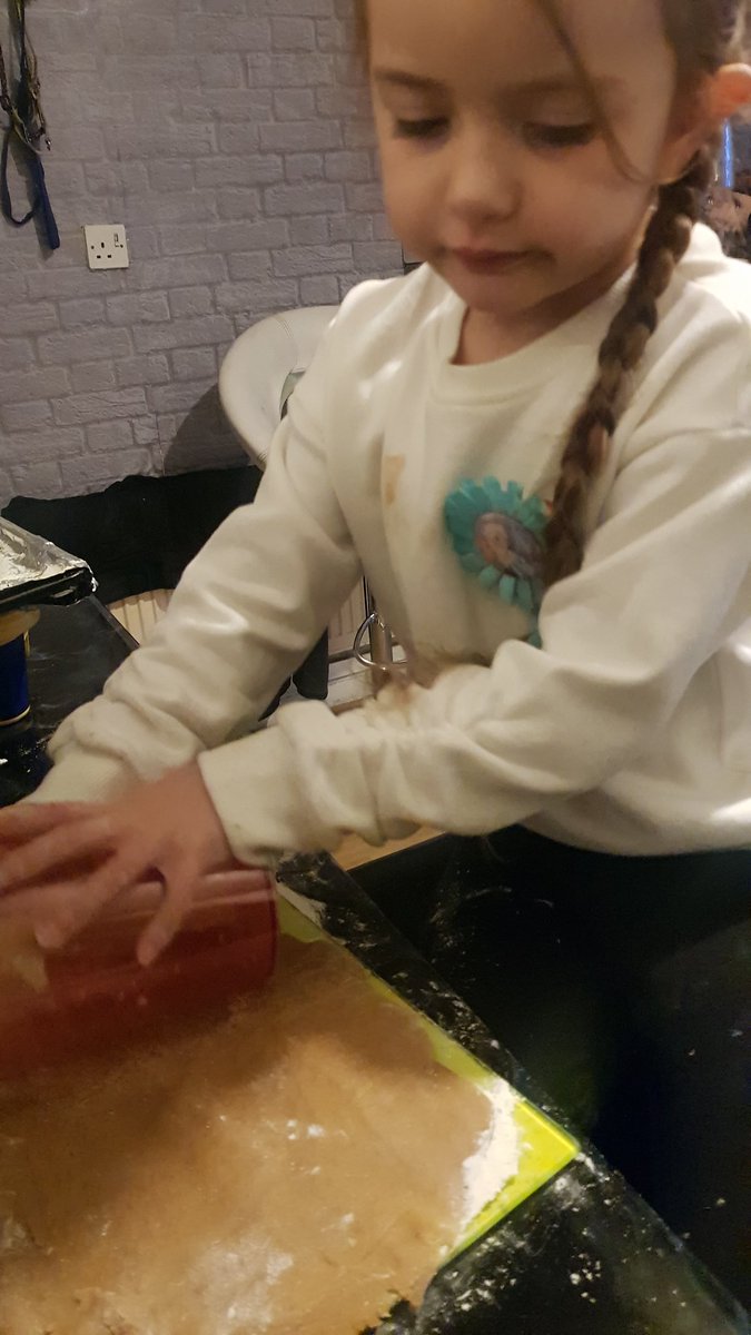 Stacey51840468's tweet photo. @UCPrimary @MissDavidson123  Lola Mae baking gingerbread men #festivebaking https://t.co/RYCVzvRG5G