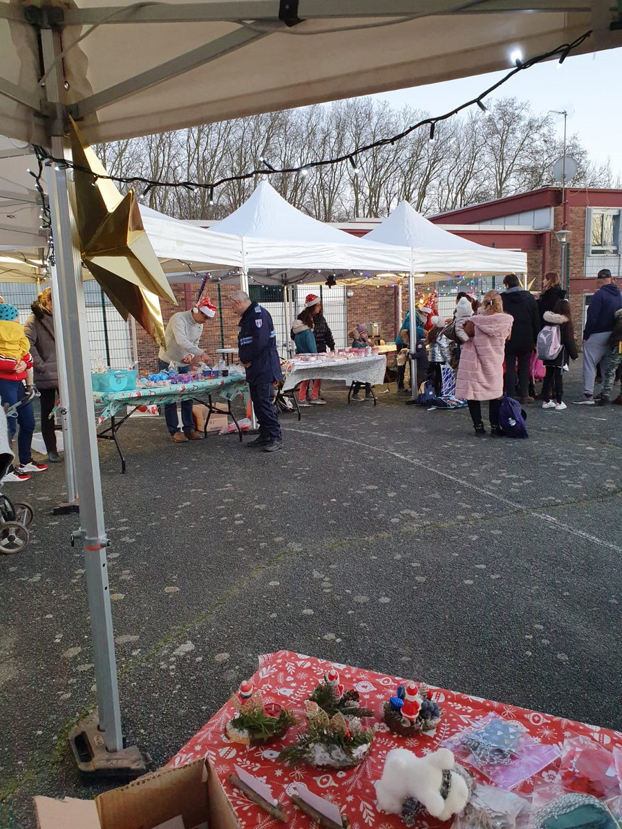 AapelDes's tweet photo. Et voila un premier marché de noël réussit👏. Félicitations à tous ceux qui ont donné de leur temps, les bénévoles, @VilleLongpont91, les agents municipaux, les enseignants, le périscolaire élémentaire. Merci également à nos donateurs @castorama_fr et @Truffaut. https://t.co/ZDeD2QuSK5
