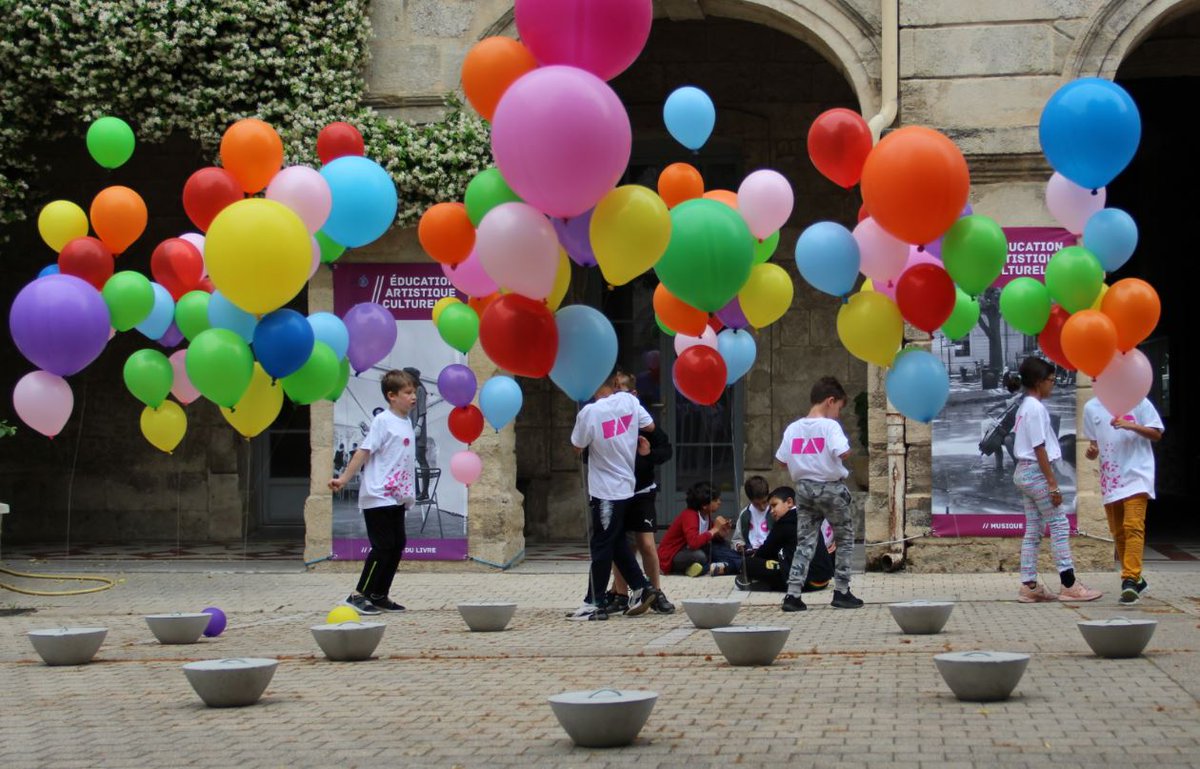 acmontpellier's tweet photo. [#TempsForts2019] 🎨 En juin dernier, la cour Soulages du rectorat accueillait le #FAV2019 et les constructions architecturales réalisées par les élèves des écoles de #Cournonterral, #Montpellier et #CastelnauLeLez ➡️ https://t.co/RE4Ih18aLE @FAV_34 @EducationFrance @eduscol_AP https://t.co/pPUcPiMZvb