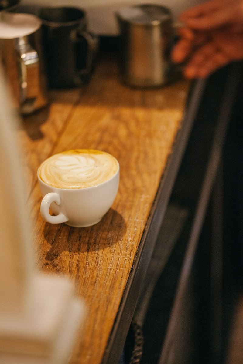 dibarcafe's tweet photo. Todo lo que necesitas en un lunes, resumido en una taza: la fuerza del café y ese arte con la leche. Fuerza y arte, ¿hace falta algo más? Feliz lunes. #dibacafe #barcelona #coffee #cafe #roasters #latteart #latte #barista #cafeteria #coffeeshop #cafetero #felizlunes #happymonday https://t.co/Nf7VNkhzse