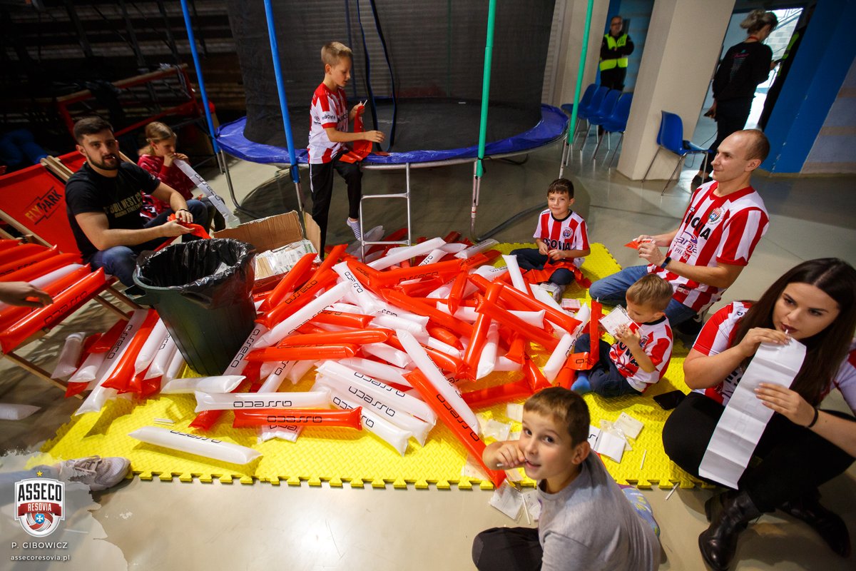 AssecoResovia's tweet photo. W trakcie naszych meczów o zabawy z najmłodszymi kibicami dba FlyPark 👶
Na meczu z @_CzarniRadom_ będzie jeszcze jedna niespodzianka. Strefę #FlyPark odwiedzi Minionek, który będzie rozdawał dzieciom gadżety od FlyParku
Zapraszamy wszystkich małych kibiców ⚪🔴⚪🔴 https://t.co/TPJ9CBGmhz