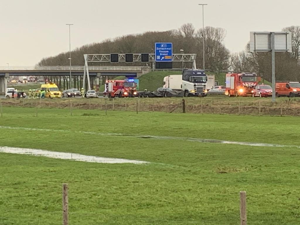 Auto te water langs de A2 bij Bruchem -..