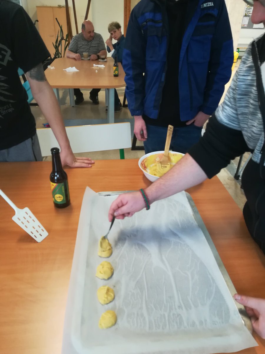 solaetxea's tweet photo. 2IM3 Mantentzeko ikasleak enpresako prototipoak prestatzen hasi dira. Cookiebeerrekoak garagardozko gaileta goxoak egingo dituzte @Ekingune @TolosaldeaLH #folTLHI https://t.co/aBqd94VCwZ