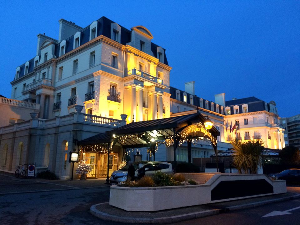 RFM côte d'Emeraude cette semaine nous vous offrons une parenthèse à deux...Inoubliable ! au Grand Hôtel Des Thermes - Saint-Malo . Diner, nuit, soin thalasso...🎁
Ecoutez le midi/16 avec <a href="/ChristopheHard2/">Christophe Hardy</a>  sur RFM COTE D'EMERAUDE <a href="/RFM35400/">RFM Côte d'Emeraude</a>  ! Joyeuses fêtes avec RFM 🎄