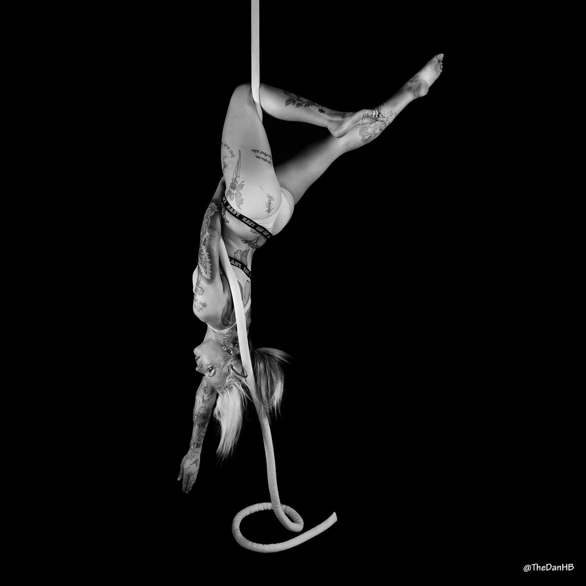 ZanPhoenix's tweet photo. When it hurts-observe. Life is trying to teach you something ⚡
📸 @TheDanHB

#riseofthephoenix #burnfree  #aerialrope https://t.co/WlCXa5hdL7