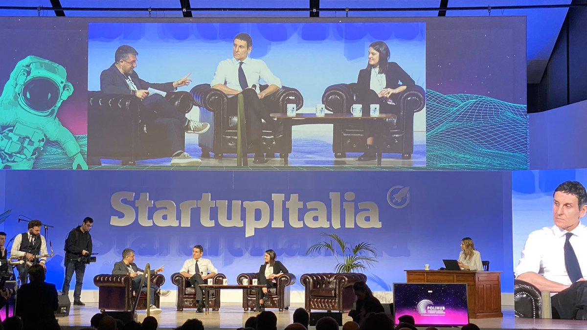 Banca_MPS's tweet photo. Sul palco di #sios19 sale l’ad di #MPS Marco #Morelli con Francesca #Vidali di @ugoappsocial per parlare dell’importanza del #fattoreumano nel mondo dell’#innovazione. #OfficinaMP #Startup https://t.co/b4pWoy6ye8