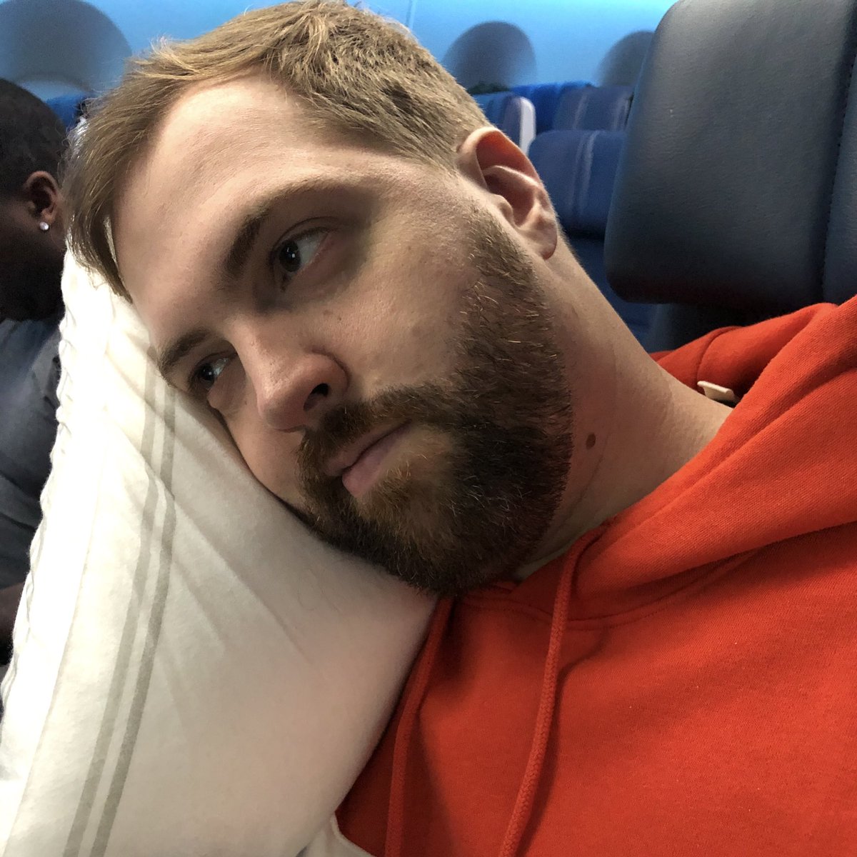 난 미국 잠깐 다녀올거야... 부찌 날 기다려줘. 한국 온담에 가족이랑 크리스마스 같이 보낸적이 없어서 엄빠한테 좀 흔났다. 있을동안 유투브 촬영 많이 하고 올게