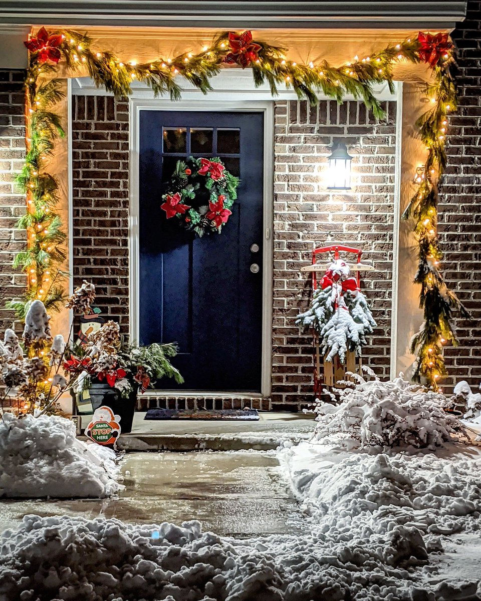 architectdave72's tweet image. Finally got the last decoration up... Snow!