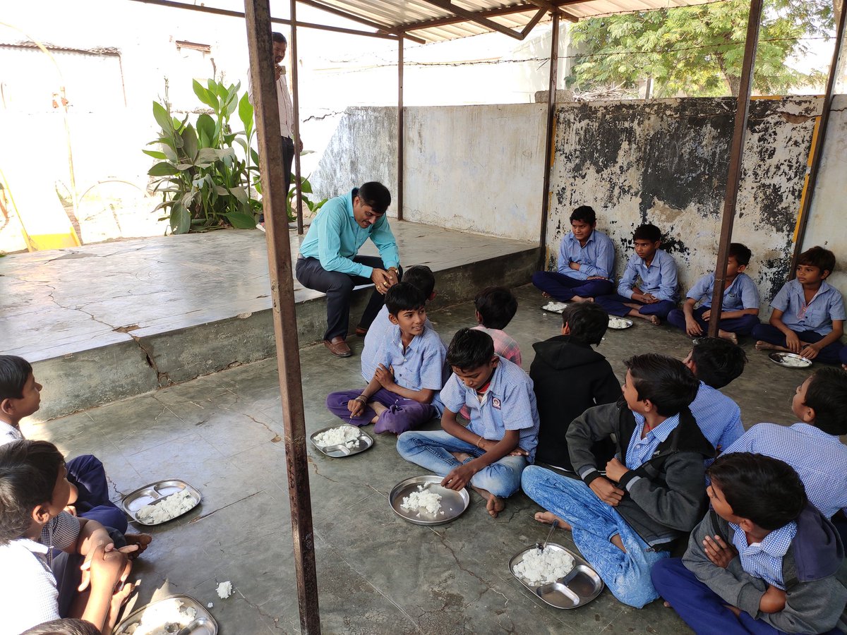 MamlatdarDhg's tweet photo. visited primary school of my  tehsil  to check quality,effective ness ,tranperancy,utility of MDM scheme and had discussion with the future of nation(childrens)@pkumarias @CollectorSRN @PrantDhrangdhra https://t.co/m1tJtwKTY0