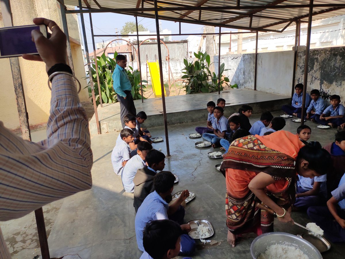 MamlatdarDhg's tweet photo. visited primary school of my  tehsil  to check quality,effective ness ,tranperancy,utility of MDM scheme and had discussion with the future of nation(childrens)@pkumarias @CollectorSRN @PrantDhrangdhra https://t.co/m1tJtwKTY0