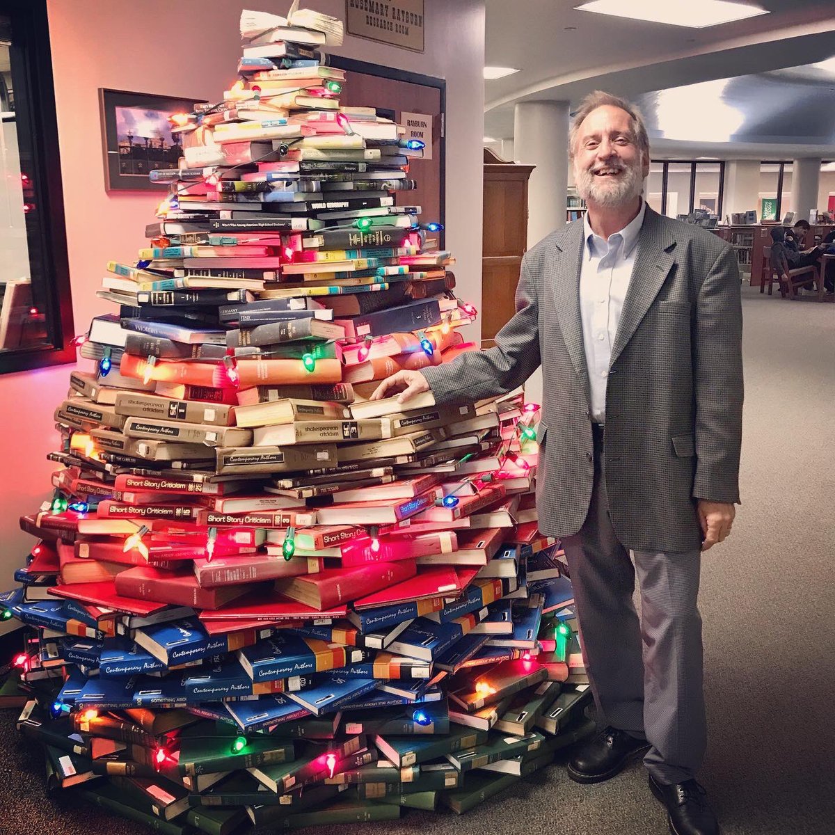 We love to see students and staff posing for pics with our book tree. @dobiehs #booktree #festivefun #librarygoals
#jfdlibrary #dobielibrary #pisdnews #longhornpride #passionpridepurpose #southbeltreads #librariansatwork #librarydisplay #dobiepride #booklover #bookishfeatures