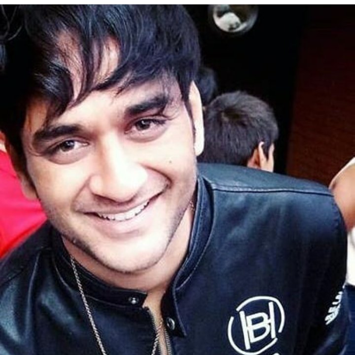 ProxyHumaira's tweet photo. Don't ever dim ur light to match the darkness that surrounds u @lostboy54 Be YOU and the right souls will enter you life & make u forget the ones who took u for granted ♥ #VikasGupta #VikasInBB13 #mastermind #mastermindisback https://t.co/W2ssSSSZCL