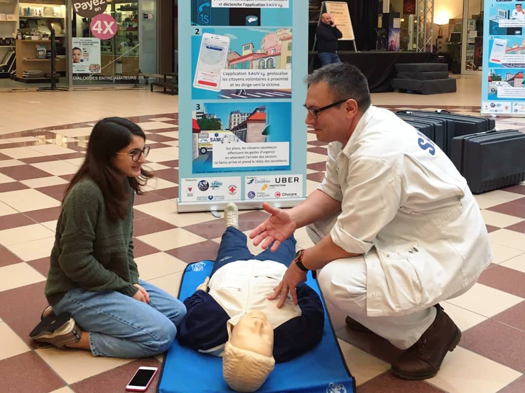 SAUVLife's tweet photo. Aujourd'hui @SAUVLife est déployé dans @OrneDepartement avec le #SAMU61 du @CHAlenconMamers. 

Après une conférence de presse, le public est venu en nombre profiter d'une sensibilisation aux #GestesQuiSauvent avec le @CESU_SIMU61 ❤️ https://t.co/o2YFpYUEhB