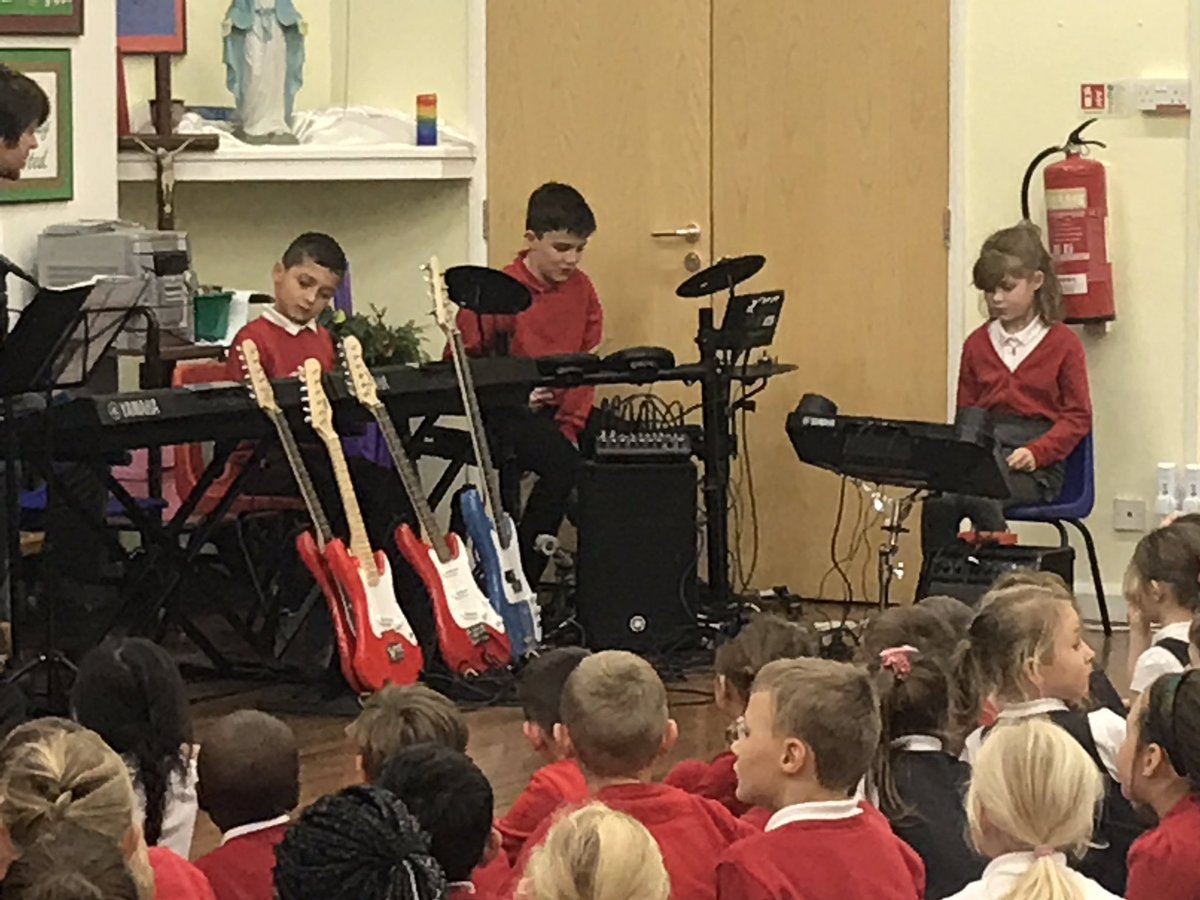 olos_armthorpe's tweet photo. Our school bands were fantastic this afternoon - true superstars in the making!! 🎸🎸🎸🎸🎸 Thanks to the amazing Liam @RSMusicSchool for helping our children in their lessons and performances #madaboutmusic #superbands https://t.co/ueZJ8Ie1Ke