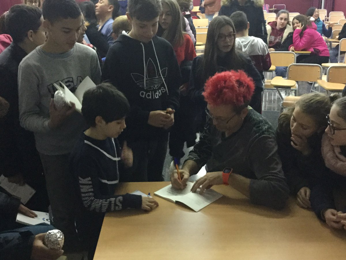 IESCotesBaixes's tweet photo. 📝 Els alumnes de 1r d'ESO van assistir divendres passat a l’Encontre literari amb l'escriptor ✒📓 Carles Cortés.

✅ L'autor ha contestat les preguntes que prèviament havien preparat a l'aula, relacionades amb el llibre: "El retorn dels llops marins".

#FormantPersones https://t.co/boPzltpSJA