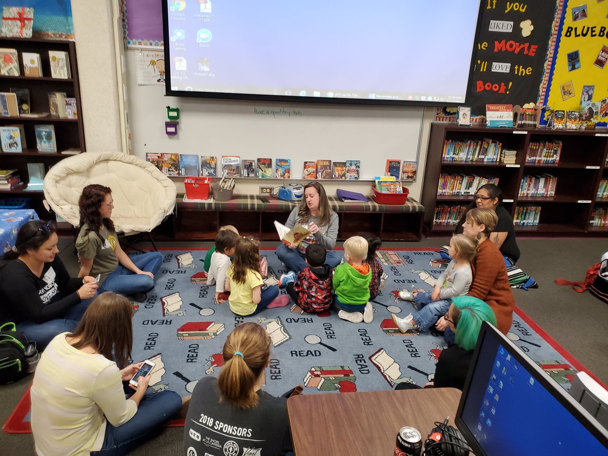 AngelaRoseGarza's tweet photo. @NISDElrod parents brought their toddlers in to paint gingerbread men with DIY edible paint, decorate a tree on the floor, read a fun holiday story and so much more! I had fun learning together with the future students of NISD!  😊 @NISD_Family #ToddlerLife https://t.co/8PeQZy8wpE