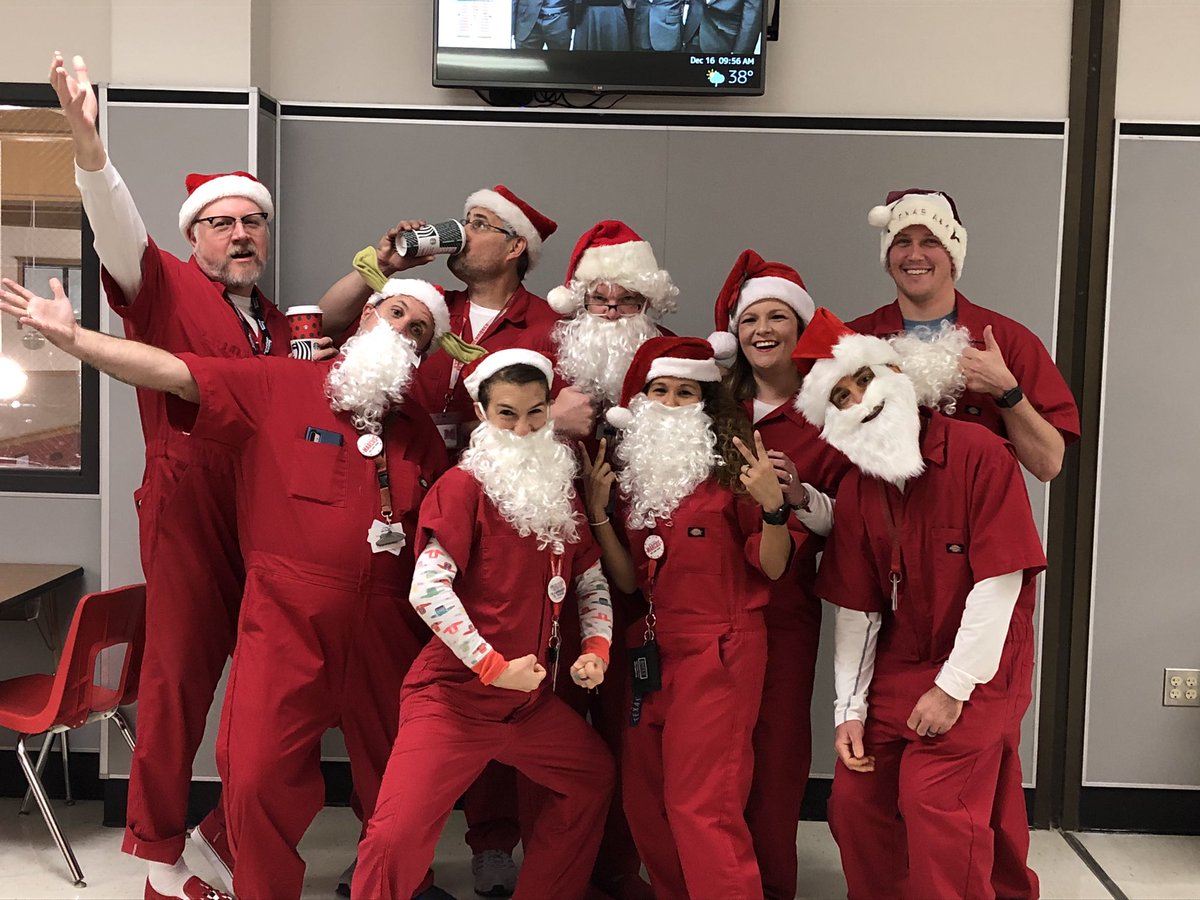 MarcusRedNation's tweet photo. Candy Cane Santa Day?! #MarcusPride #5Days https://t.co/tyC7oP1fHU