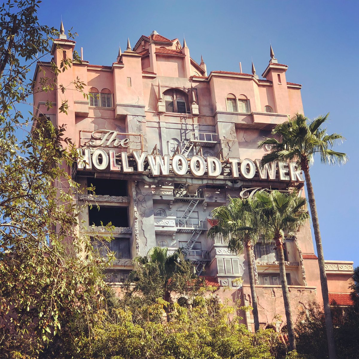 t3mPodcast's tweet photo. Rock ‘n’ Rollercoaster next, but still thinking about bae. #Disney #HollywoodStudios #PodernFamily #DisneyPodcast https://t.co/8nVYjP1bVB