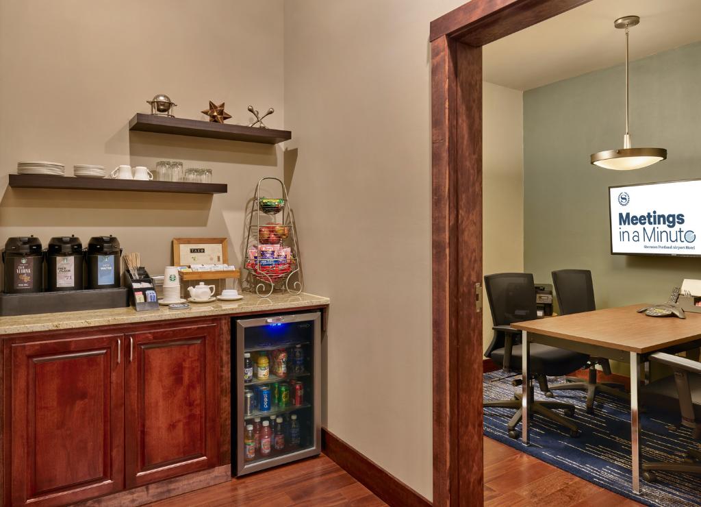 sheraton_pdx's tweet photo. Have small meeting room needs? The Sheraton Portland Airport Hotel has that covered! Our new Conference King guest rooms and our "Meetings In A Minute" facility has a wide range of options to fit your needs. https://t.co/0D4h2WoT0T