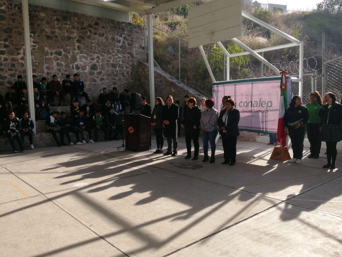 ConalepTlalne2_'s tweet photo. Cerrando el ciclo 1.19.20 rindiendo honores a nuestra bandera, invitando a reforzar en el valor del "Compromiso" en toda nuestra comunidad. #ApasionadamenteCONALEP #FormandoBiografíasExitosas @israeljeronimol @Enrique_MenV @conalepmex https://t.co/hbHsTSVAZh
