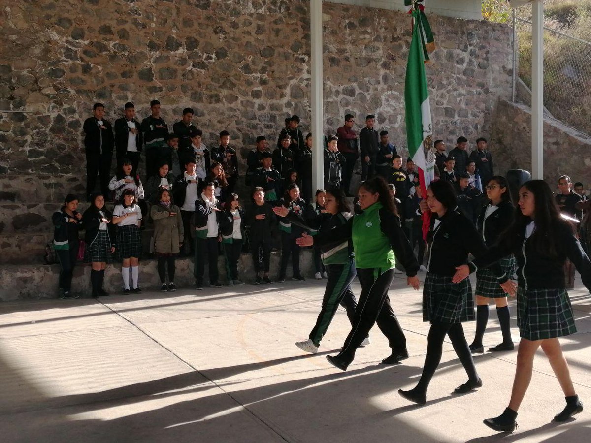 ConalepTlalne2_'s tweet photo. Cerrando el ciclo 1.19.20 rindiendo honores a nuestra bandera, invitando a reforzar en el valor del "Compromiso" en toda nuestra comunidad. #ApasionadamenteCONALEP #FormandoBiografíasExitosas @israeljeronimol @Enrique_MenV @conalepmex https://t.co/hbHsTSVAZh