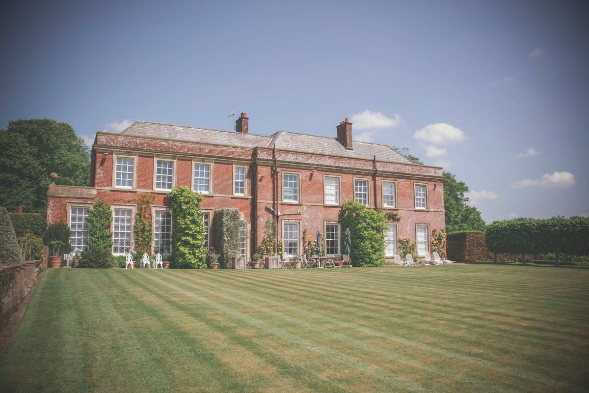 Beautiful photos capture by <a href="/stephstanyard/">Stephanie Stanyard Photography</a> The grounds at Yarlington House are perfect for an outdoor country wedding. #weddingvenue #brideandgroom #countrywedding