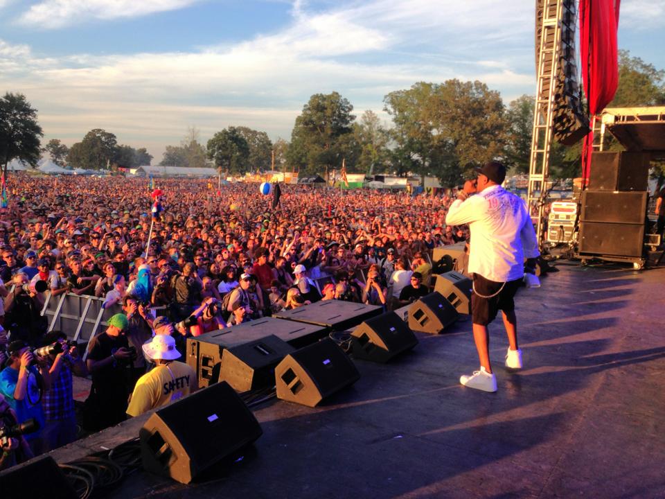 SimonPeterGreen's tweet image. oh shit RIP popa wu - didnt work with popa wu often but when I did it was inspiring - remember divine saying "popa wu &amp;amp; you are good to each other &amp;amp; roll tight" .. a god in the #wutangclan family here he is shelling the crowd before an electric show at bonaroo @WuTangClan #popawu