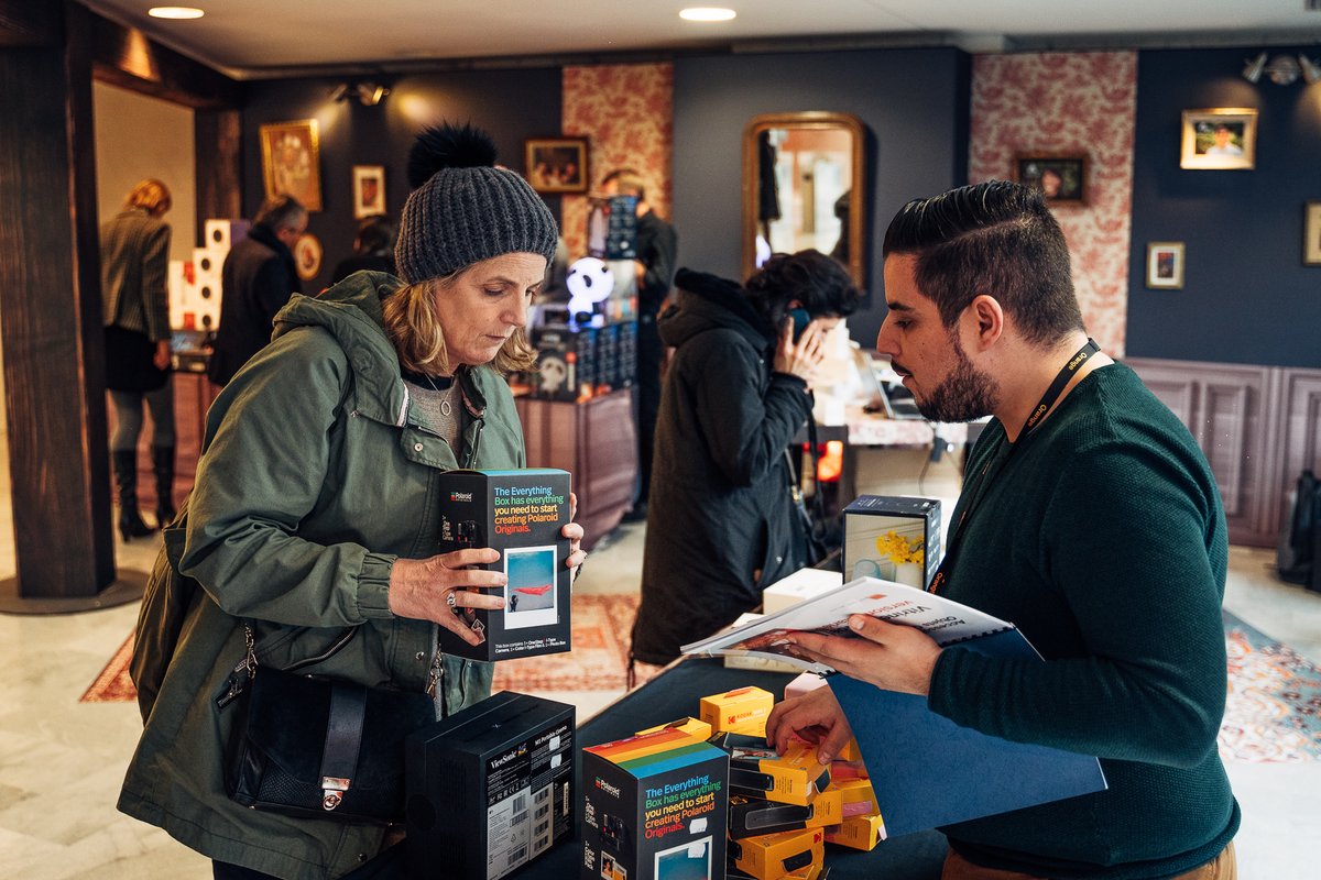olivier_ed's tweet photo. Aujourd'hui c'était l'ouverture du Marché de Noël au siège d'@orange avec accueil par un chocolat chaud ou jus d'orange. Grâce aux @amb_digit quelques démos Djingo et maison connectée. Et pour les télétravailleurs, ce sera peut-être demain ou...jusque vendredi :-) #lifeatorange https://t.co/Fwuv6U26Mt