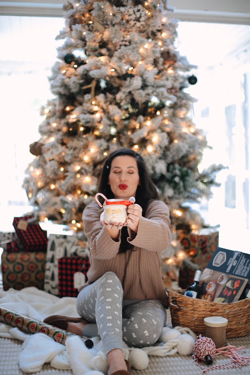 tabithablue's tweet photo. Snagged a few more prezzies, gift wrap, slippers, candy canes and cocoa while I was at @BJsWholesale and put together the cutest gift basket with this exclusive Berkley Jensen 7 Pc. Charcuterie Set I grabbed for under $20 (with utensils!) #canIkeepit 👀 #bjssmartsaver #ad https://t.co/mSEKA2UeAh