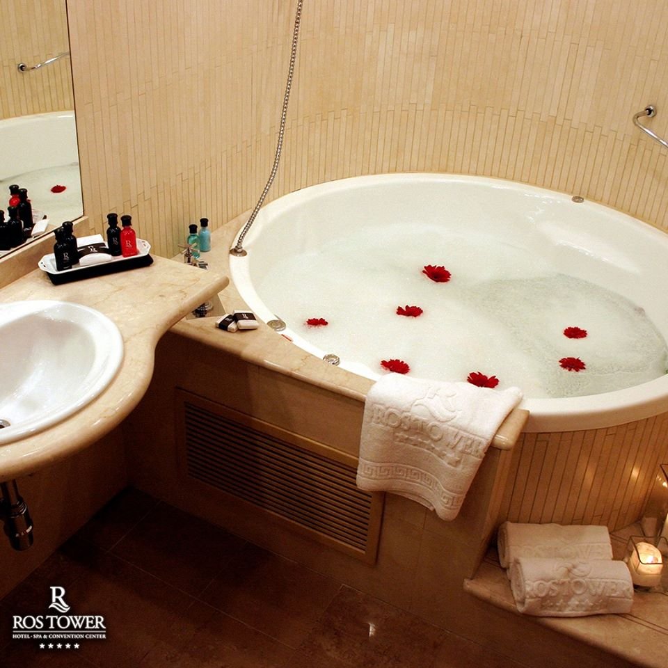 Bienvenidos a la ✨ Exectuive Suite ✨

Esta habitación ofrece una antesala con escritorio, toilette de cortesía, cama King Size en la habitación principal y el baño principal cuenta con jacuzzi para dos personas 🌹🥂 
.
Promociones
💻bit.ly/2DgehBa