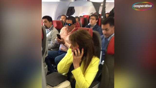 Cooperativa's tweet photo. [Video] Músicos chilenos le "dedicaron" canción a Jacqueline van Rysselberghe en un avión #CooperativaTuVoz https://t.co/dSGzWXghQv https://t.co/n0VhZ4pmLy