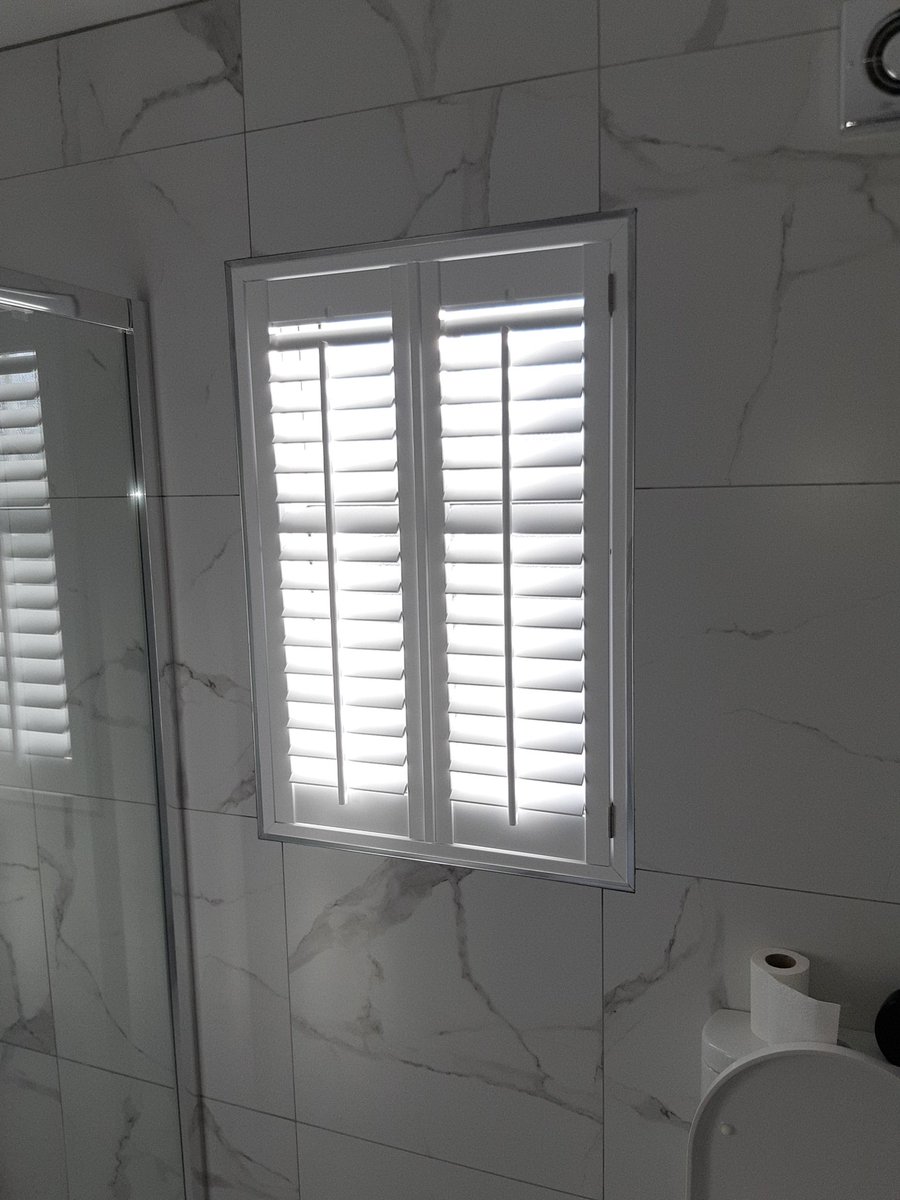 BrantryBlinds's tweet photo. Absolutely gorgeous to panel classic shutter fitted in this bathroom earlier.  Fitted in a 4-sided plain l frame the slat width is 63 ml and colour is pure white. The perfect way to dress this bathroom window https://t.co/nWhWoozyWT