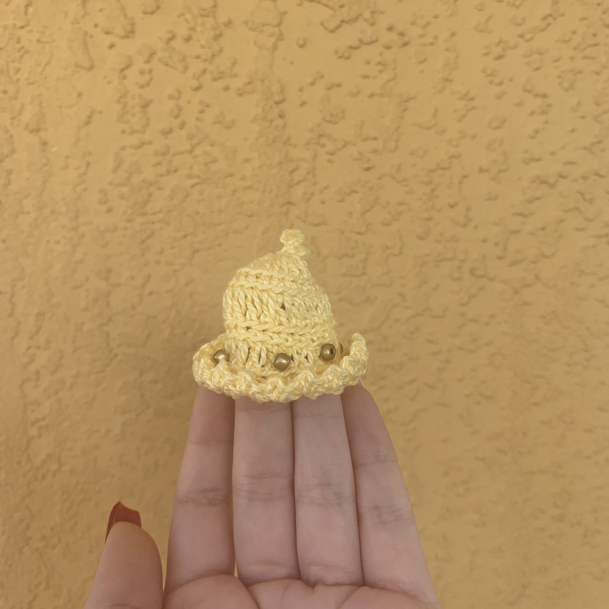 babysageee's tweet photo. my mom made my gecko a hat im gna cry https://t.co/lTxycAjpFk