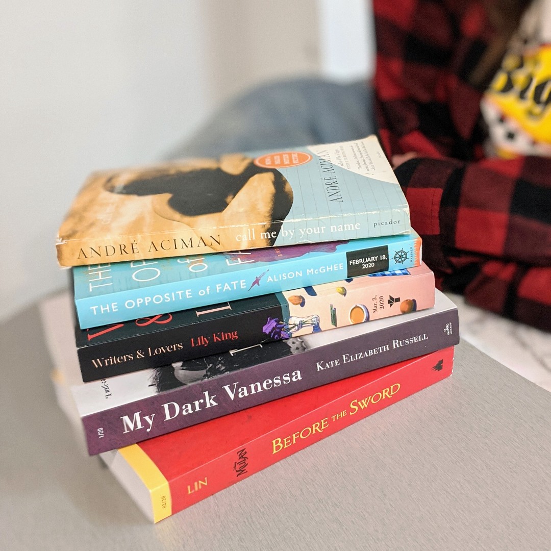 BengalLibrary's tweet photo. 🎅 Tis The Season For Free Books! 🎅

Stop by our very own little free library here at BHS and grab some free books for everyone on your list, including yourself!  
#BlfdBengalsRead #schoollibraries #librariesofinstagram #schoollibrarians #studentsneedschoollibraries #BlfdReviews https://t.co/OcK4cRFmnU