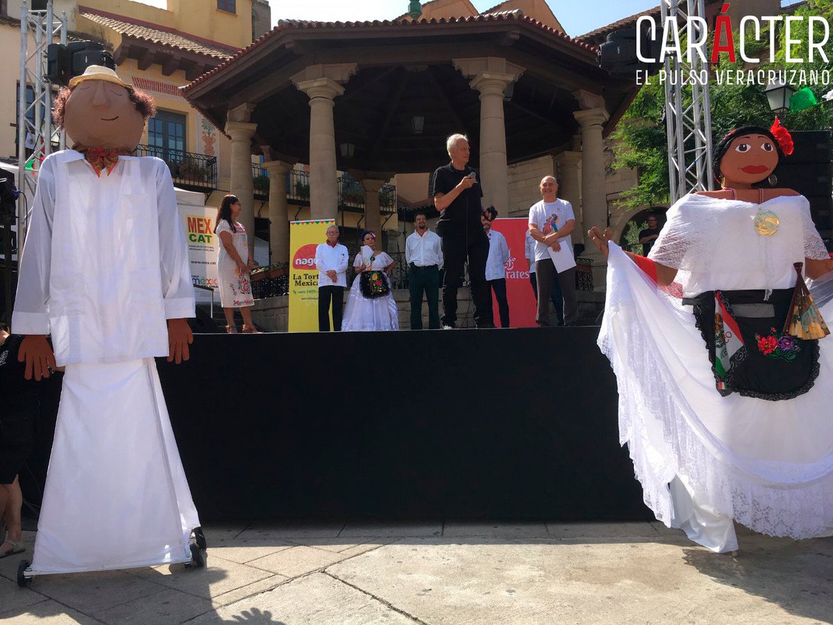CaracterRevista's tweet photo. ▪️🅰️▪️Con dignos herederos del teatro ambulante español y mojigangas carnestolendas veracruzanas, arte y tradición de #Barcelona y #Veracruz hicieron un simbólico encuentro en la Feria del Grito que formó parte del programa Barcelona Vive Mexico
#RevistaCarácter https://t.co/O3Et2eysdr