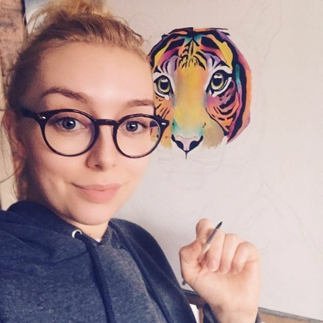 chelsfortuneart's tweet photo. I wish I could post what I’ve been working on over the last few weeks but unfortunately it’s a secret Christmas commission so instead here’s a photo of me posing with a brush 👩‍🎨 https://t.co/qCrjIR5uPf https://t.co/9f6VeUGI8M