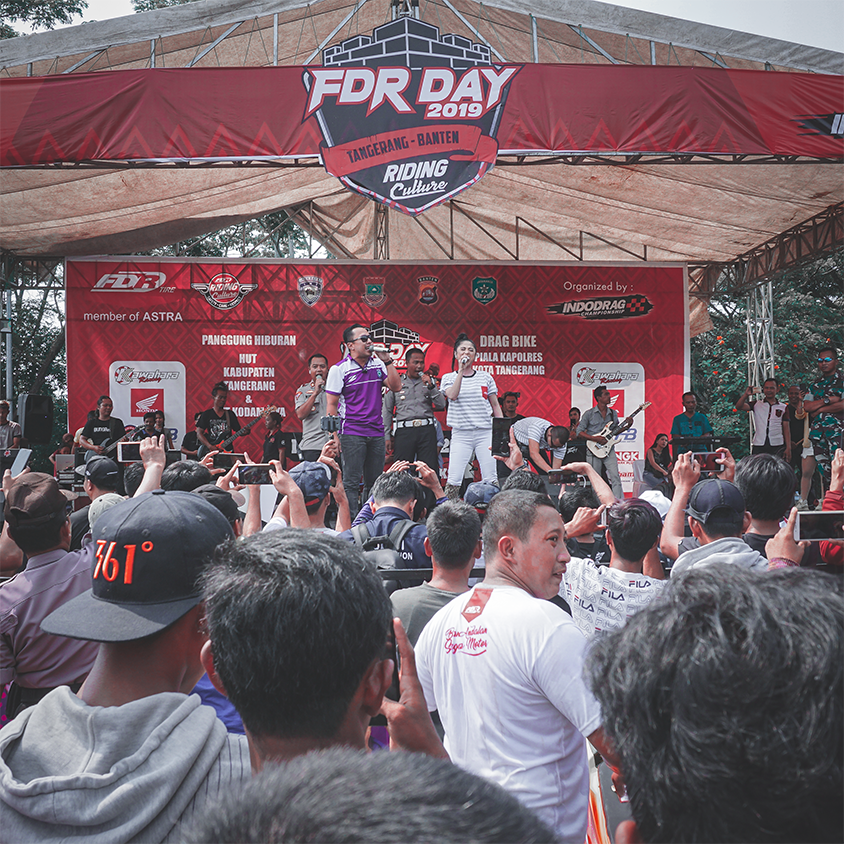 fdrtire's tweet photo. FDR Day kembali hadir di tahun 2019 yang bertempat di Tiga Raksa, Tangerang. Di FDR Day 2019 ini selain memeriahkan Event, FDR juga mengadakan perlombaan Drag Race, yang dimana bisa di ikuti oleh semua peserta dari manapun...
#fdrday
#fdrtire
#indodrag
#pakaibanFDR https://t.co/8X2EjU6lt5