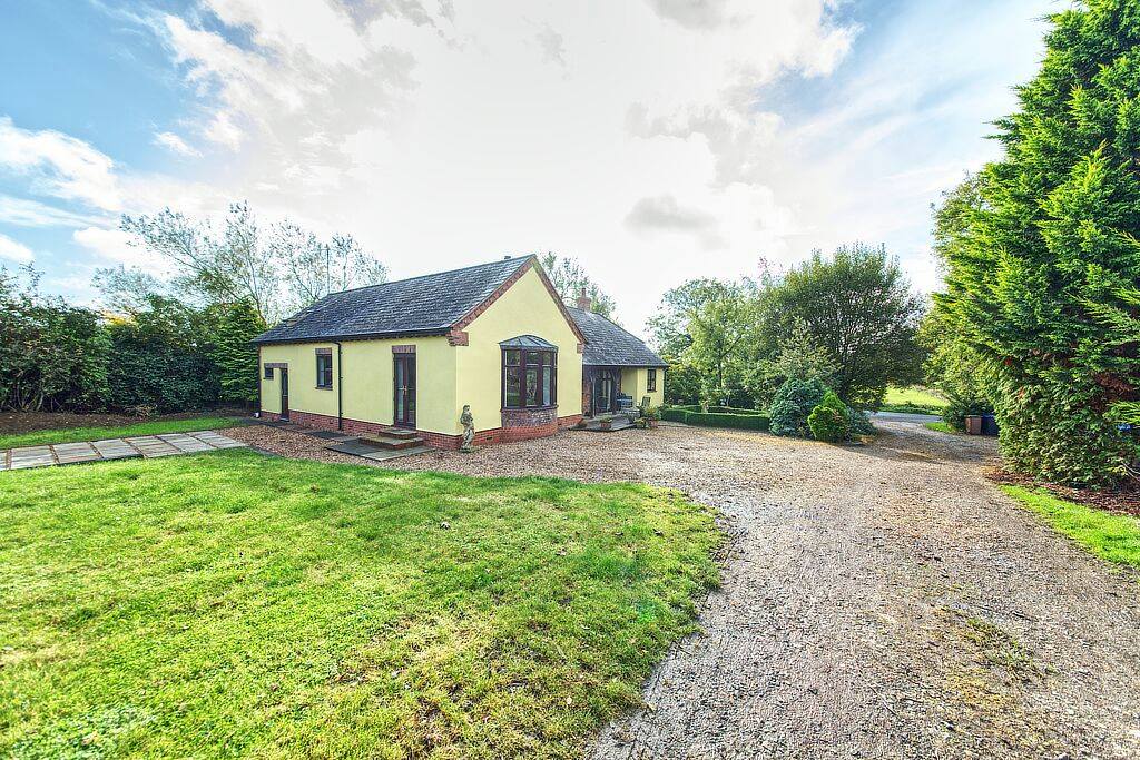 Berrys_UK's tweet photo. New home in the #NewYear? We have the perfect #property for you...a newly renovated detached dormer bungalow set in three acres, arranged over two storeys. Located in a rural setting with extensive open countryside views to the south. https://t.co/BfVW3avAzJ #UniqueProperty https://t.co/t1ztG3d3PQ