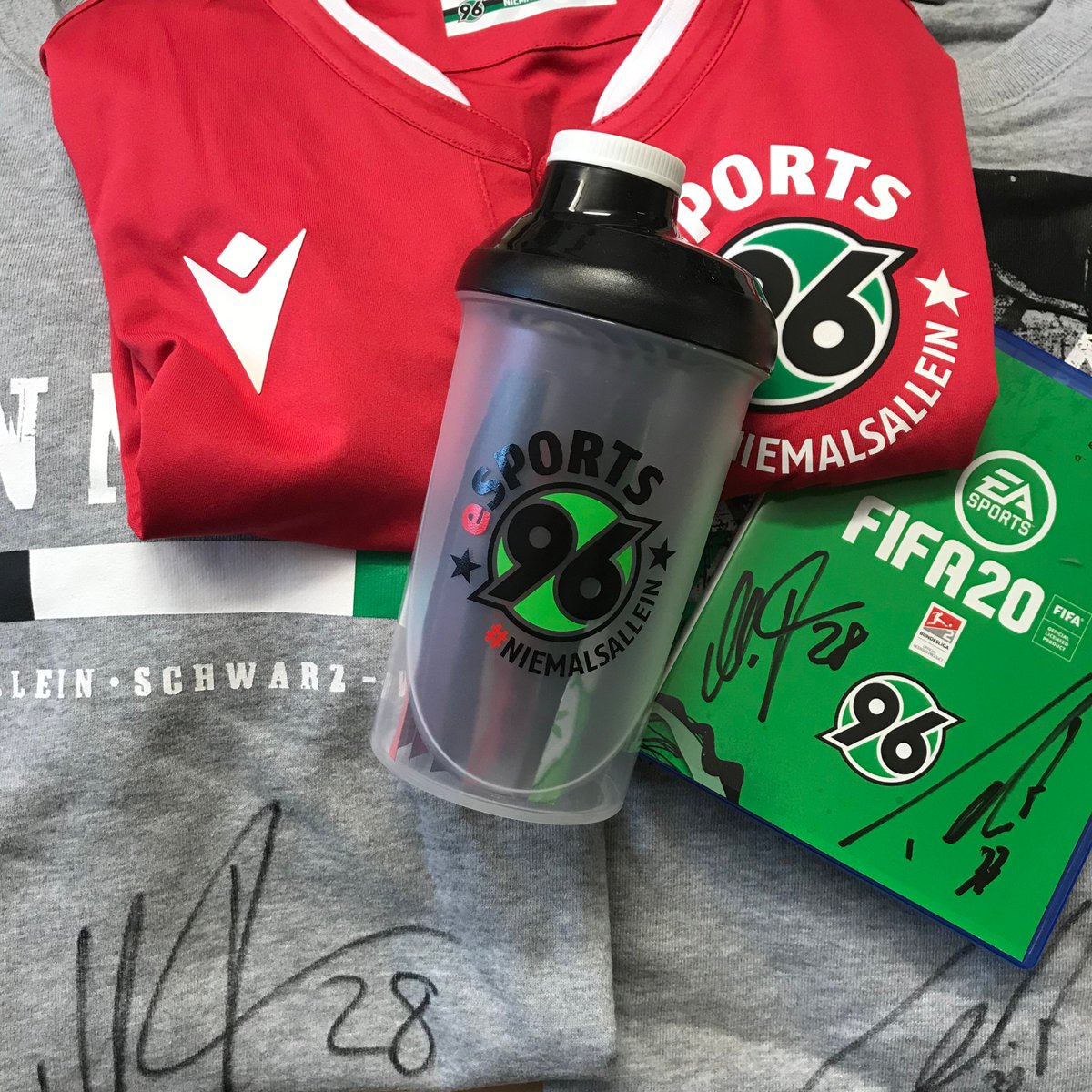 🎅Gewinnspiel🎄

Wir möchten Euch für Eure Unterstützung mit einem besonderen Weihnachts-Gewinnspiel mit 5⃣ Preisen beschenken!🎁
Folgt dazu den Twitter-Kanälen unserer 4⃣ eSportler, unserem Kanal und teilt diesen Beitrag bis Donnerstag 12 Uhr. 

#H96eSports #NiemalsAllein ⚫️⚪️💚