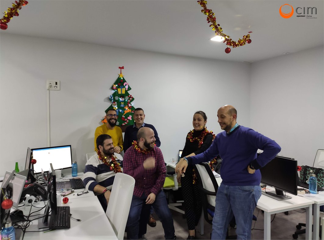 cim_ecm's tweet photo. Empezamos la navidad en CIM, así estamos en la oficina de Madrid! #CIMTeam https://t.co/wBH7WZ2qM9