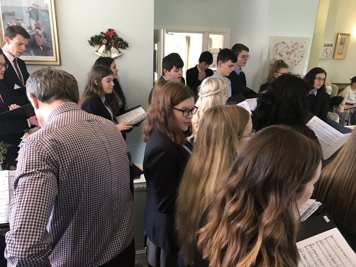 ccs_charity's tweet image. Caerleon Senior Choir visiting Caerleon House Residential Home, bringing the musical festivities to the residents and staff! 🎼🎹 🌲 @CaerleonComp