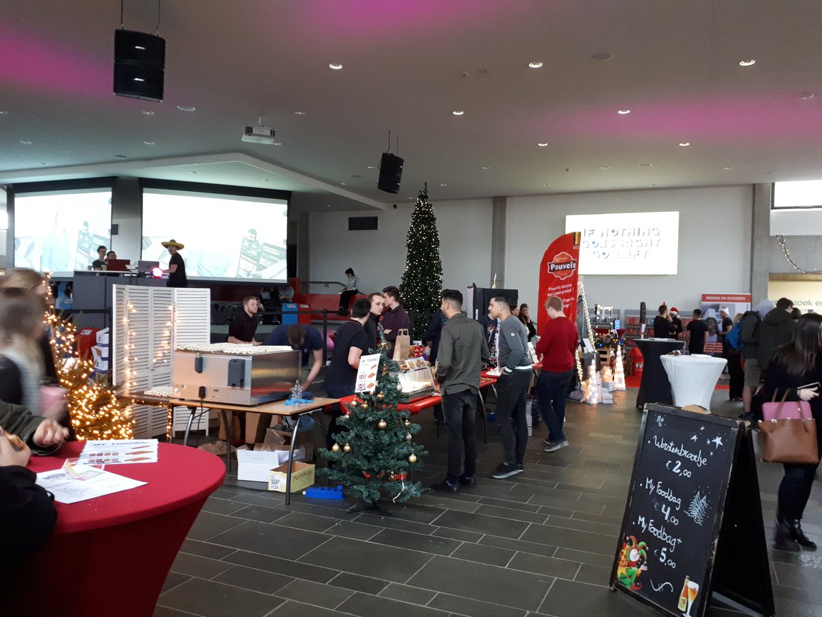 NevelsteenNele's tweet photo. Gezellige drukte @ThomasMoreBE  #campusgeel #kerstmarkt #warmsteweek #wearemore https://t.co/tlG2fYZaVr