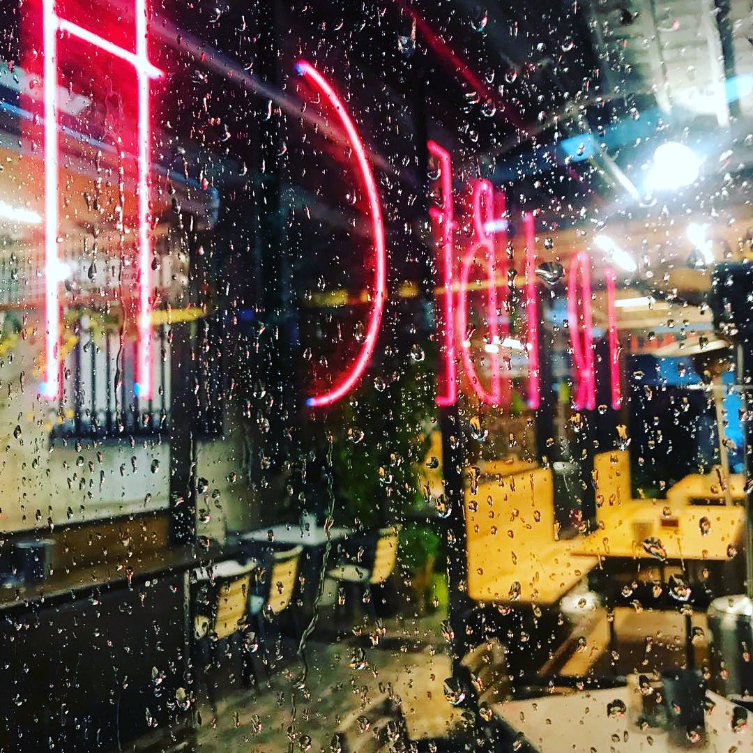 Que el mal tiempo ⛈ no te quite las ganas de disfrutar de tu #momentotribeca😍 

Podemos hablaros de nuestros cafés ☕, de nuestras cervezas <a href="/mahou_es/">Mahou</a> y, por supuesto, de nuestra comida 🍔🥗🌯🥩... pero no hay nada tu momento #tribecaleón.

#bestintown #Navidad #leonesp #café