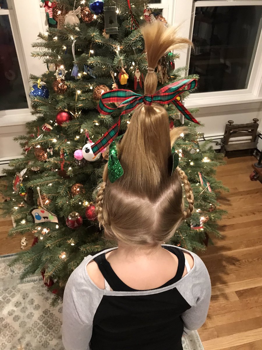 Blackle4's tweet photo. Grinch Day at Middletown Village! Not too bad for 6 am. π€£ππ #willowmae #forrestjames #cindylouwho #itsthemostwonderfultimeoftheyear @MVS_Principal @Coluccik @MVS_MrFont https://t.co/31dfqu7PJH