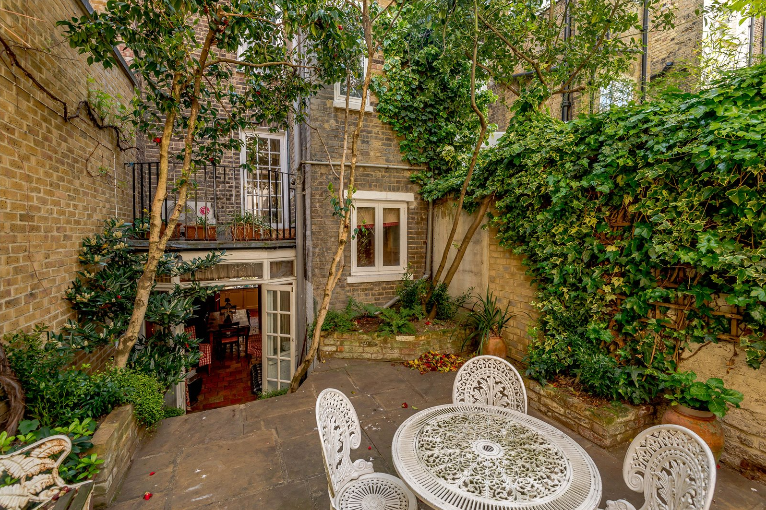 StruttsChelsea's tweet image. Sold - Another fantastic family home on Cadogan Street! Happy Clients | Happy Buyers | Happy Christmas!!!
#chelseasw3 #cadogantakeover #happyhappyhappy
tinyurl.com/y4p9ogcb