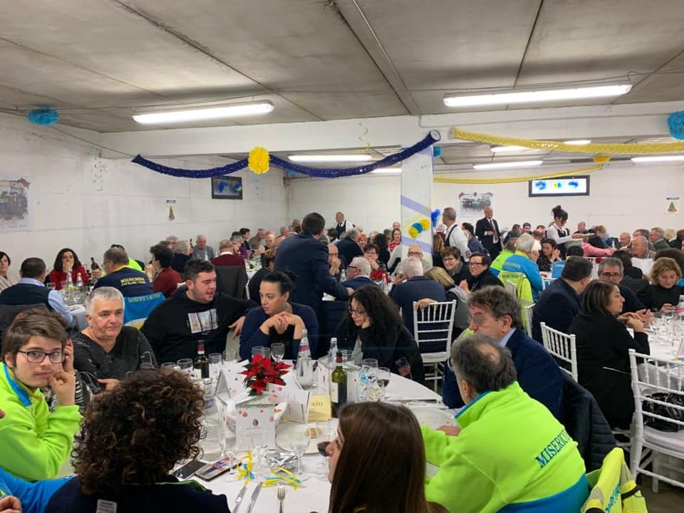 La #Misericordia di #Rapolanoterme ha inaugurato due nuovi mezzi a disposizione per emergenze e assistenza: un’ambulanza e un pulmino per i servizi di trasporto. Grazie anche a nome dell'amministrazione comunale ▶️ bit.ly/NuovimezziMise….