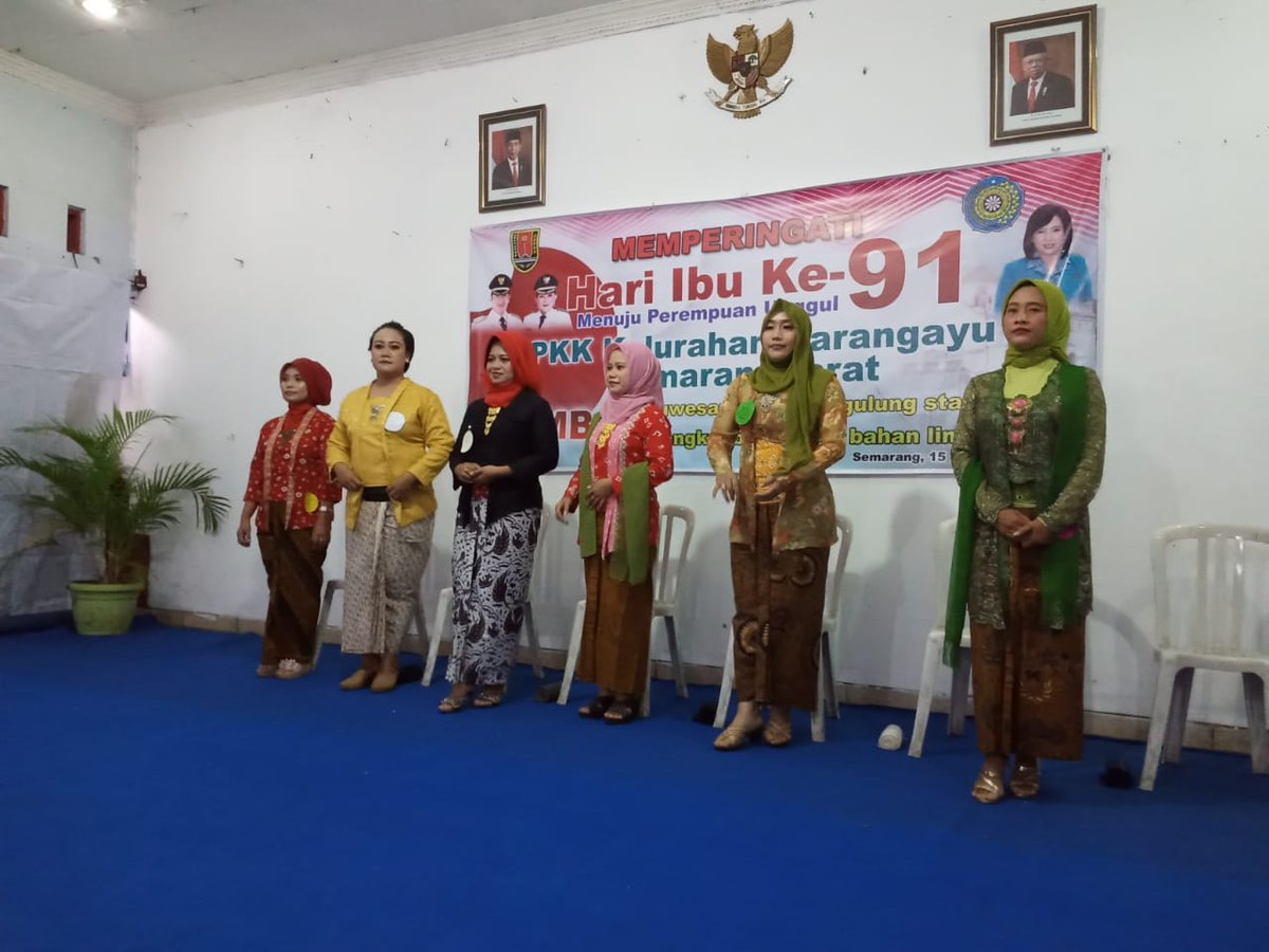 kelkarangayu's tweet photo. Minggu (15/12) Dalam rangka memperingati Hari Ibu ke-91, @kelkarangayu mengadaan berbagai lomba untuk mengasah ketrampilan ibu2 Karangayu diantaranya merangkai bunga dr bahan limbah dan menggulung stagen
Cc: @hendrarprihadi @mbakITASMG @Kec_SMGBarat @tartikaho https://t.co/L4qc3IuWB2