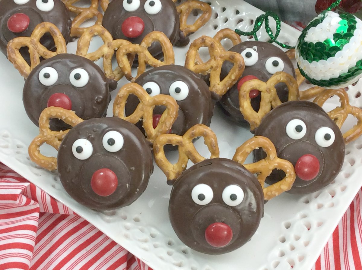 These Rudolph Chocolate Dipped Oreos are absolutely adorable and they taste great too! They're easy to make and a perfect holiday treat!  funhappyhome.com/rudolph-chocol…  #holidaytreats #cookieexchange #christmascookies #rudolph #kidfriendlyfoods