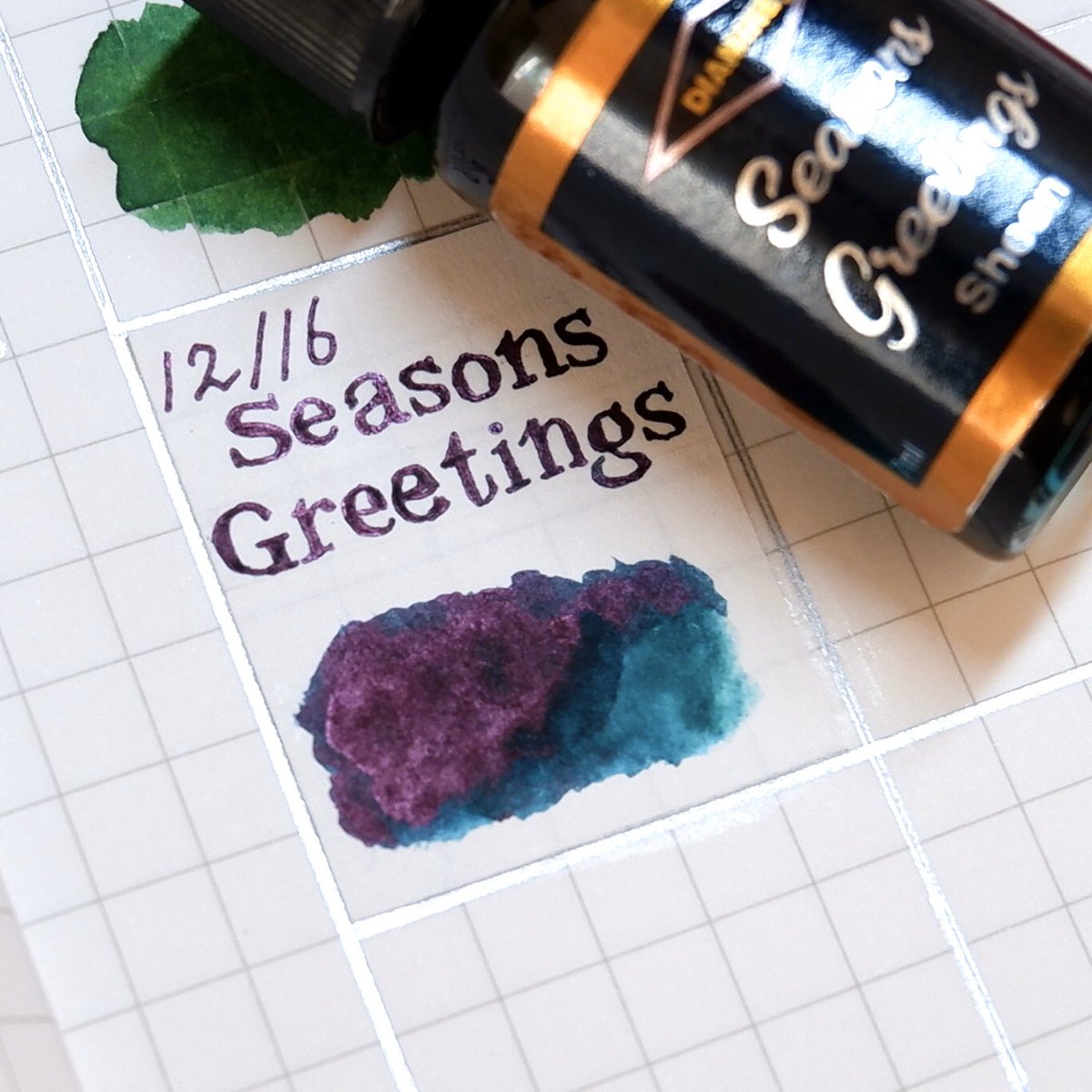 ハコペン Diamineのインクベントカレンダー Day16 Seasons Greeting 青緑に紫のsheen この一言で クリスマスおめでとう の意味だそうです ほほー 初の青緑です 紫のシーンが良い感じです インクベントカレンダー インク沼 T Co